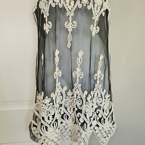 Elegant Black and White Sleeveless Dress - Picture 2 of 4